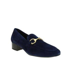 MOCASIN DE TACON BAJO EN SERRAJE CON ADORNO METALICO
