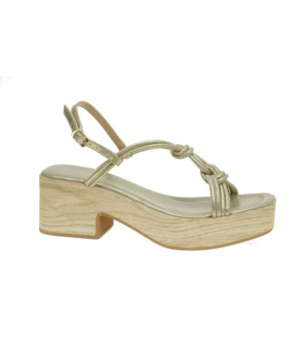 Sandalia de nudos con plataforma en color madera