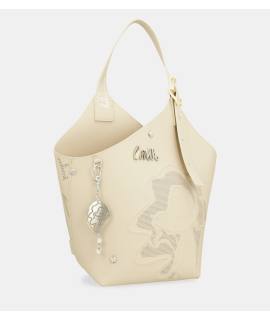 Bolso de hombro con dibujos y letras hechos con calados