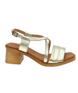 Sandalia en piel metalizada con pala tubular y tira cruzada